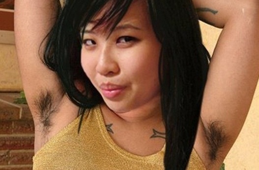 Женщина кореянка с нестриженой пиздой